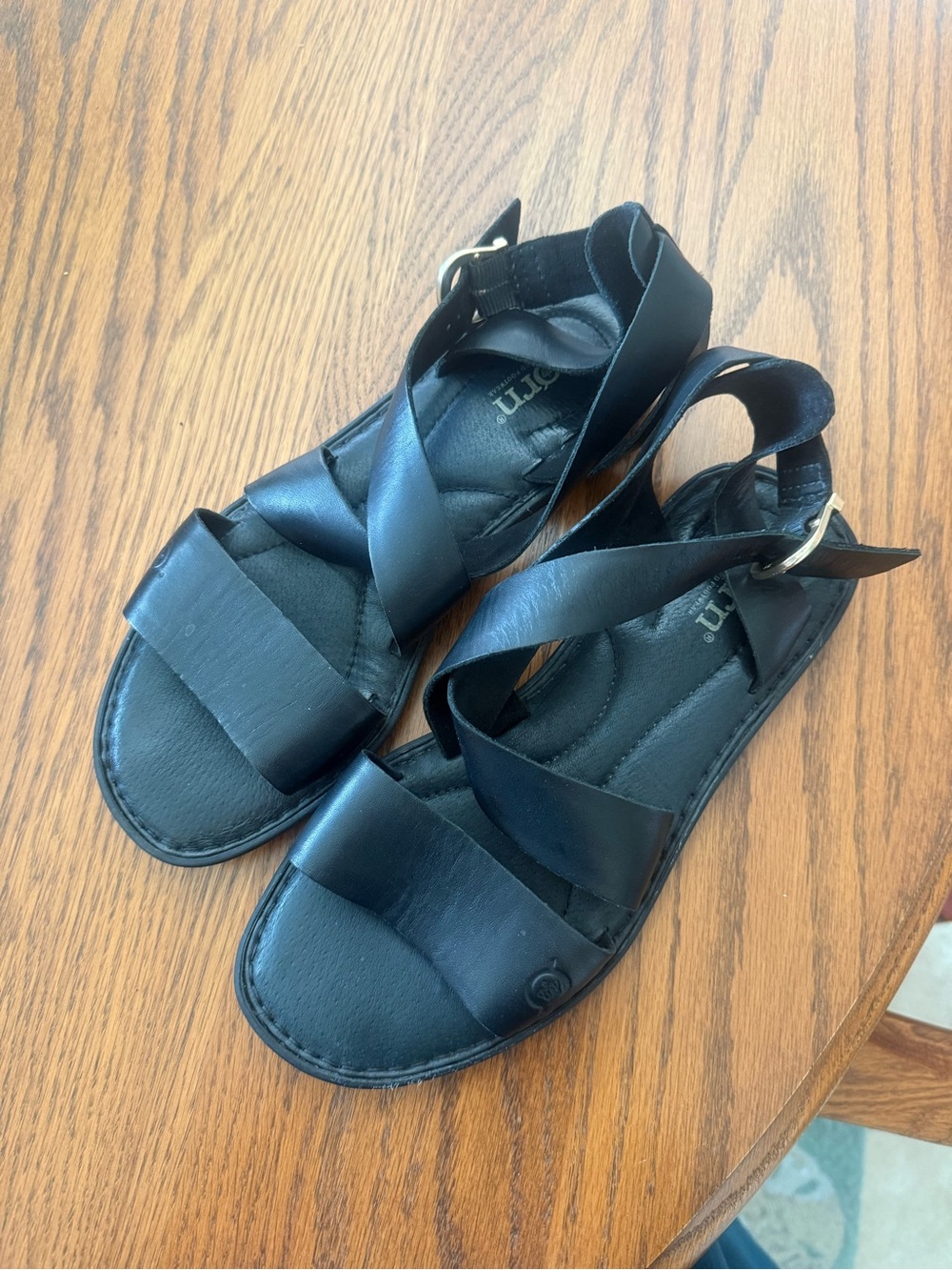 Born like new Black Women's Leather Cross-ankle Strap Sandals - Comfort Fit